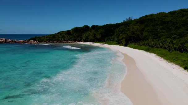 セーシェルの熱帯のビーチであるAnse Cocosビーチ ディゲ セイシェル 小柄なAnse Digueの近くの白い熱帯ビーチ — ストック動画