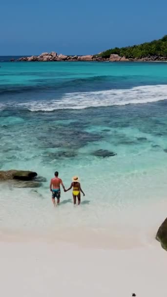 Anse Cocos Παραλία Digue Σεϋχέλλες Ένα Ζευγάρι Των Ανδρών Που — Αρχείο Βίντεο