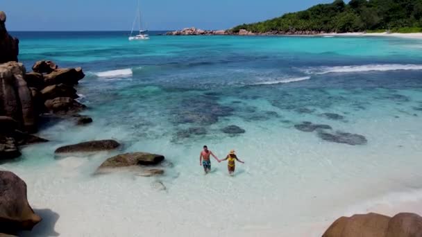 Анс Кокос Пляж Діґ Сейшельські Острови Пара Чоловіків Жінок Тропічному — стокове відео