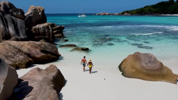 Anse Cocos Beach Digue Seychelles在塞舌尔群岛的豪华度假期间 一对夫妇在热带海滩上 靠近Petite Anse Digue的白色热带海滩 — 图库视频影像