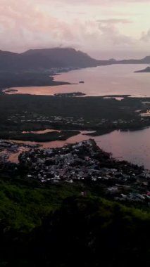 Black River Gorges Ulusal Parkı Tamarin Körfezi, Mauritius Adası, Hint Okyanusu, Afrika. Bir çift erkek ve kadın Mauritius 'un bakış açısına göre dağlarda yürüyüş yapıyorlar.