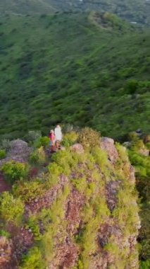 Black River Gorges Ulusal Parkı Tamarin Körfezi, Mauritius Adası, Hint Okyanusu, Afrika. Bir çift erkek ve kadın Mauritius 'un bakış açısına göre dağlarda yürüyüş yapıyorlar.