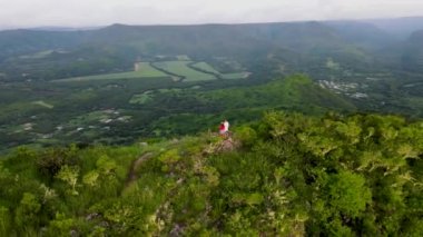 Black River Gorges Ulusal Parkı Tamarin Körfezi, Mauritius Adası, Hint Okyanusu, Afrika. Bir çift erkek ve kadın Mauritius 'un bakış açısına göre dağlarda yürüyüş yapıyorlar.