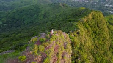 Black River Gorges Ulusal Parkı Tamarin Körfezi, Mauritius Adası, Hint Okyanusu, Afrika. Mauritius 'un bakış açısına göre dağlarda yürüyüş yapan bir çift erkek ve kadın.