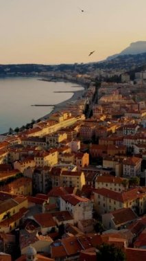 Fransız Riviera, Fransa 'sındaki renkli Menton kasabası. Menton Fransa Avrupa üzerinde insansız hava aracı görüntüsü