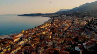Fransız Riviera, Fransa 'sındaki renkli Menton kasabası. Günbatımında Menton Fransa Avrupa üzerinde insansız hava aracı görüntüsü