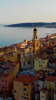 Fransız Riviera, Fransa 'sındaki renkli Menton kasabası. Günbatımında Menton Fransa Avrupa üzerinde insansız hava aracı görüntüsü