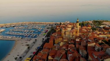 Fransız Riviera, Fransa 'sındaki renkli Menton kasabası. Yaz boyunca Menton Fransa Avrupa üzerinde insansız hava aracı görüntüsü