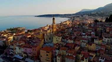 Fransız Riviera, Fransa 'sındaki renkli Menton kasabası. Yaz boyunca Menton Fransa Avrupa üzerinde insansız hava aracı görüntüsü