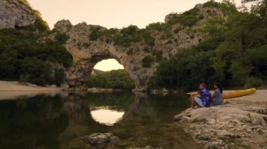 Ardeche France Pont d Arc, Ardeche France plajında piknik yapan çift, Fransa 'nın Ardeche kanyonundaki Vallon Pont dArc' ın Doğal Kemeri manzarası Avrupa Rhone Alps Dordogne