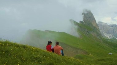 İtalyan Dolomitleri 'nde yürüyüş yapan çift Seceda Tepesi' nin muhteşem manzarası. Trentino Alto Adige, Dolomites Alps, Güney Tyrol, İtalya, Avrupa. Odle dağ sırası, Val Gardena. Görkemli Furchetta