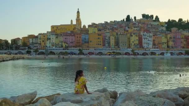 Menton Frankrijk Vrouw Vakantie Aan Cote Azur Frankrijk Uitzicht Het — Stockvideo