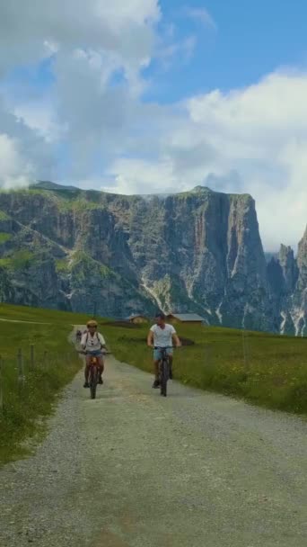 Alpe Siusi Seiser Alm Sassolungo Langkofel 산맥에서 자전거를 — 비디오