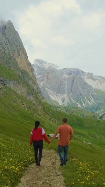 Koppel Vakantie Wandelen Italiaanse Dolomieten Geweldig Uitzicht Seceda Piek Trentino — Stockvideo