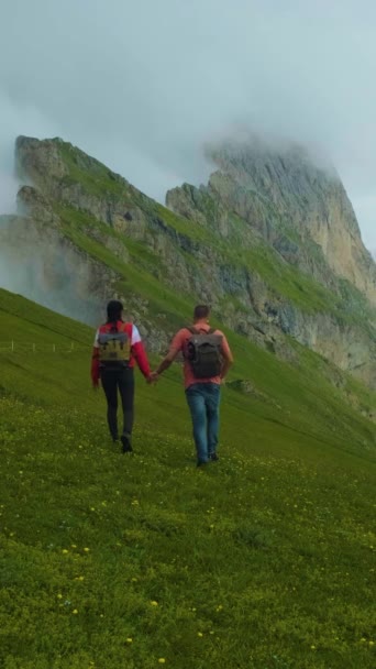 Casal Férias Caminhadas Nas Dolomitas Italianas Vista Incrível Sobre Seceda — Vídeo de Stock