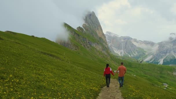 Pareja Vacaciones Senderismo Los Dolomitas Italianos Increíble Vista Sobre Pico — Vídeo de stock