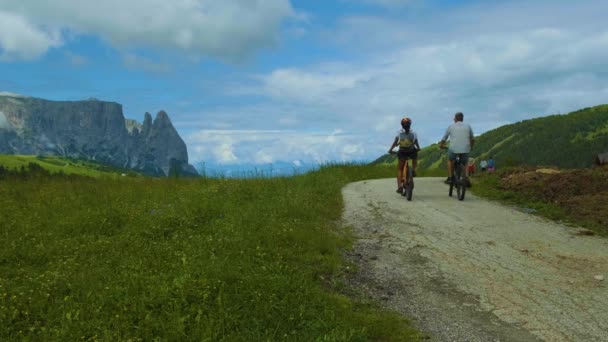 日落时分 以塞瑟姆 萨索隆戈朗科费尔山群为背景的小寿山阿尔卑斯山 意大利多洛美山脉中的一对男女骑自行车 — 图库视频影像
