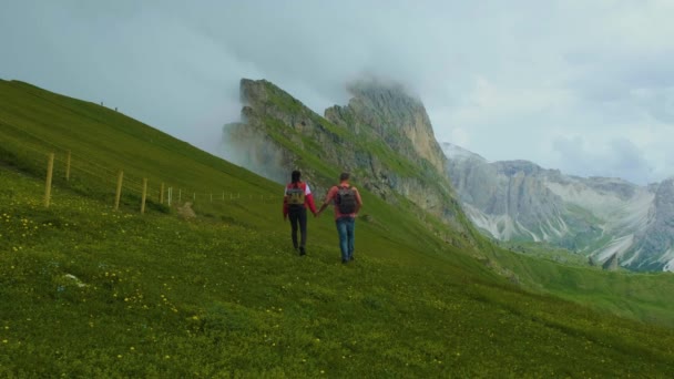 一对情侣在意大利白云石度假远足 奇观塞西达峰 Trentino Alto Adige Dolomites Alps South Tyrol Italy — 图库视频影像