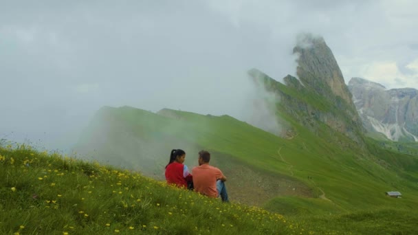 Pareja Vacaciones Senderismo Los Dolomitas Italianos Increíble Vista Sobre Pico — Vídeo de stock