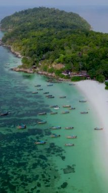 Koh Lipe Tayland havacılık manzarası okyanustaki uzun kuyruklu tekneler, yaz mevsimi renkli turkuaz denizli inanılmaz tropikal plajlar. Huzurlu Andaman Denizi Koh Lipe, Satun, 
