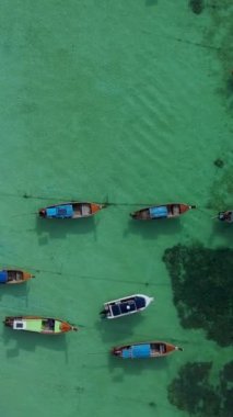 Koh Lipe Tayland havacılık manzarası okyanustaki uzun kuyruklu tekneler, yaz mevsimi renkli turkuaz denizli inanılmaz tropikal plajlar. Koh Lipe, Satun, Tayland 'da huzurlu Andaman denizi