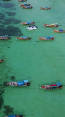 Koh Lipe Tayland havacılık manzarası okyanustaki uzun kuyruklu tekneler, yaz mevsimi renkli turkuaz denizli inanılmaz tropikal plajlar. Koh Lipe, Satun, Tayland 'da huzurlu Andaman denizi