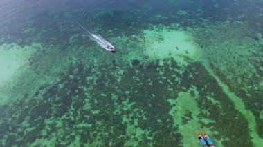 Turkuaz renkli okyanustaki uzun kuyruklu teknelerin Koh Lipe Tayland havacılık manzarası yaz turkuaz deniziyle muhteşem tropikal plajlar. Huzurlu Andaman Denizi Koh Lipe, Satun, 