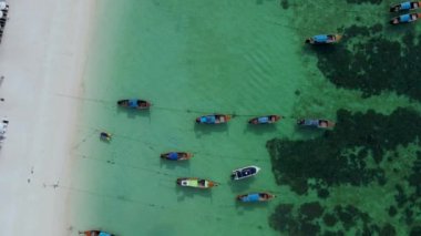 Turkuaz renkli okyanustaki uzun kuyruklu teknelerin Koh Lipe Tayland havacılık manzarası yaz turkuaz deniziyle muhteşem tropikal plajlar. Huzurlu Andaman Denizi Koh Lipe, Satun, 