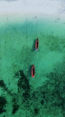 Turkuaz renkli okyanustaki uzun kuyruklu teknelerin Koh Lipe Tayland havacılık manzarası yaz turkuaz deniziyle muhteşem tropikal plajlar. Huzurlu Andaman Denizi Koh Lipe, Satun, 