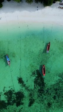 Turkuaz renkli okyanustaki uzun kuyruklu teknelerin Koh Lipe Tayland havacılık manzarası yaz turkuaz deniziyle muhteşem tropikal plajlar. Huzurlu Andaman Denizi Koh Lipe, Satun, 