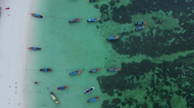 Turkuaz renkli okyanustaki uzun kuyruklu teknelerin Koh Lipe Tayland havacılık manzarası yaz turkuaz deniziyle muhteşem tropikal plajlar. Huzurlu Andaman Denizi Koh Lipe, Satun, 