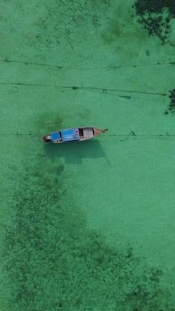 Koh Lipe Ταϊλάνδη Αεροφωτογραφία Των Σκαφών Longtail Στο Γαλαζοπράσινο Χρώμα — Αρχείο Βίντεο