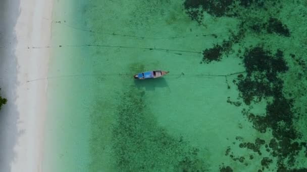 Koh Lipe Thajsko Letecký Pohled Longtail Lodí Tyrkysově Zbarveném Oceánu — Stock video