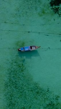 Koh Lipe Tayland 'ın turkuaz renkli okyanusta güneşli bir günde uzun kuyruklu teknelerin görüntüsü