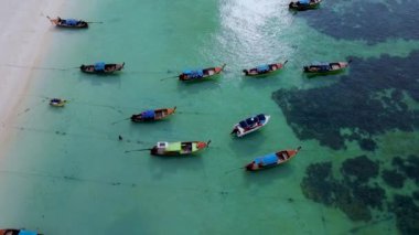 Koh Lipe Tayland Havalimanı turkuaz renkli okyanusta uzun kuyruklu tekneler, Koh Lipe 'de barışçıl Andaman denizi, Satun, Tayland