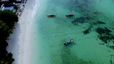 Koh Lipe Tayland Havadan Turkuaz renkli okyanusta uzun kuyruklu tekneler, Koh Lipe, Satun, Tayland