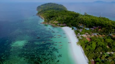 Koh Lipe Tayland Havacılık Manzarası turkuaz renkli okyanusta uzun kuyruklu tekneler, yazın renkli turkuaz deniz ile inanılmaz tropikal plajlar. 