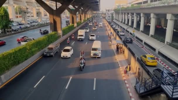 Bangkok Tailandia Abril 2023 Muchos Coches Carretera Durante Las Horas — Vídeo de stock