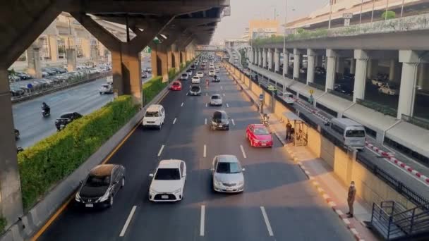 Μπανγκόκ Ταϊλάνδη Απρίλιος 2023 Πολλά Αυτοκίνητα Στο Δρόμο Κατά Διάρκεια — Αρχείο Βίντεο