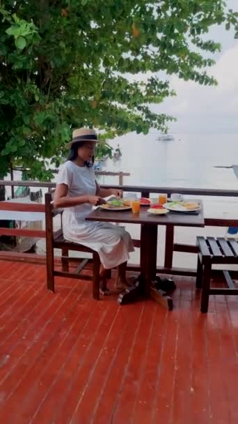Kadınlar Tayland Koh Lipe Adasındaki Bir Tatil Sırasında Balkonda Kahvaltı — Stok video