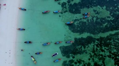 Koh Lipe Tayland 'ın turkuaz renkli okyanusta güneşli bir günde uzun kuyruklu teknelerin görüntüsü