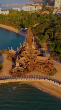 Okyanus kıyısındaki ahşap tapınak Doğruluk Tapınağı, Pattaya, Tayland,