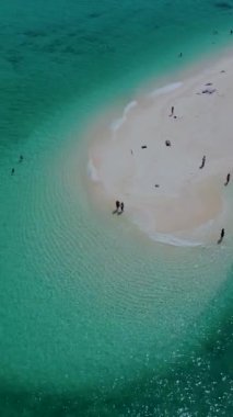 Koh Lipe Tayland 'da tatilde olan bir çift erkek ve kadın Koh Lipe' nin mercan kayalığındaki bir kumsalda yürüyorlar.