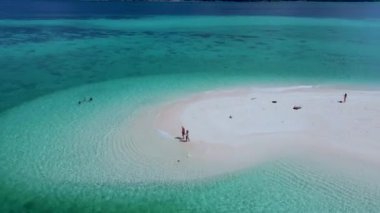 Koh Lipe Tayland 'da tatilde olan bir çift erkek ve kadın Koh Lipe' nin mercan kayalığındaki bir kumsalda yürüyorlar.