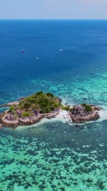 Koh Lipe Tayland havacılık manzaralı uzun kuyruklu tekneler ve kanolar Koh Lipe, Kla Adası 'nın önündeki küçük bir adada inanılmaz bir tropikal plajda.