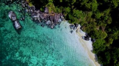 Koh Lip Tayland yakınlarındaki Ko Adang Adası Tarutao Ulusal Parkı, Satun Eyaleti, Tayland, Turkuaz renkli okyanus beyaz kumlu