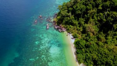 Koh Lip Tayland yakınlarındaki Ko Adang Adası Tarutao Ulusal Parkı, Satun Eyaleti, Tayland, Turkuaz renkli okyanus beyaz kumlu