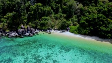 Koh Lip Tayland yakınlarındaki Ko Adang Adası Tarutao Ulusal Parkı, Satun Eyaleti, Tayland, Turkuaz renkli okyanus beyaz kumlu plajda birkaç erkek ve kadın