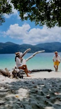 Ko Ra Wi Adası Tarutao Ulusal Parkı, Satun Eyaleti, Tayland sahilinde bir çift kadın ve erkek.