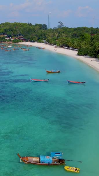 Koh Lipe Thailand Flygfoto Longtail Båtar Det Turkosfärgade Havet Solig — Stockvideo